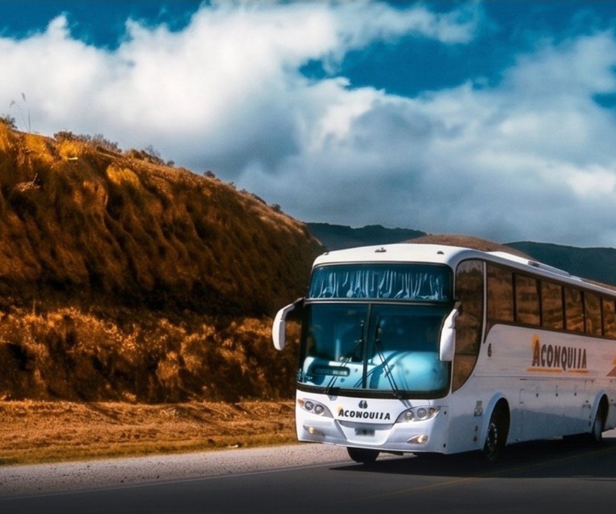 Colectivo de Transporte Aconquija viajando por ruta de montaña