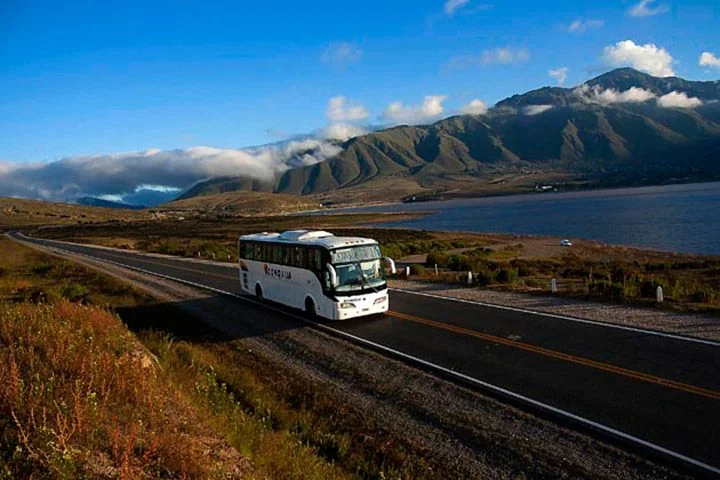 Colectivo de Transporte Aconquija transitando por la ruta del embalse La Angostura