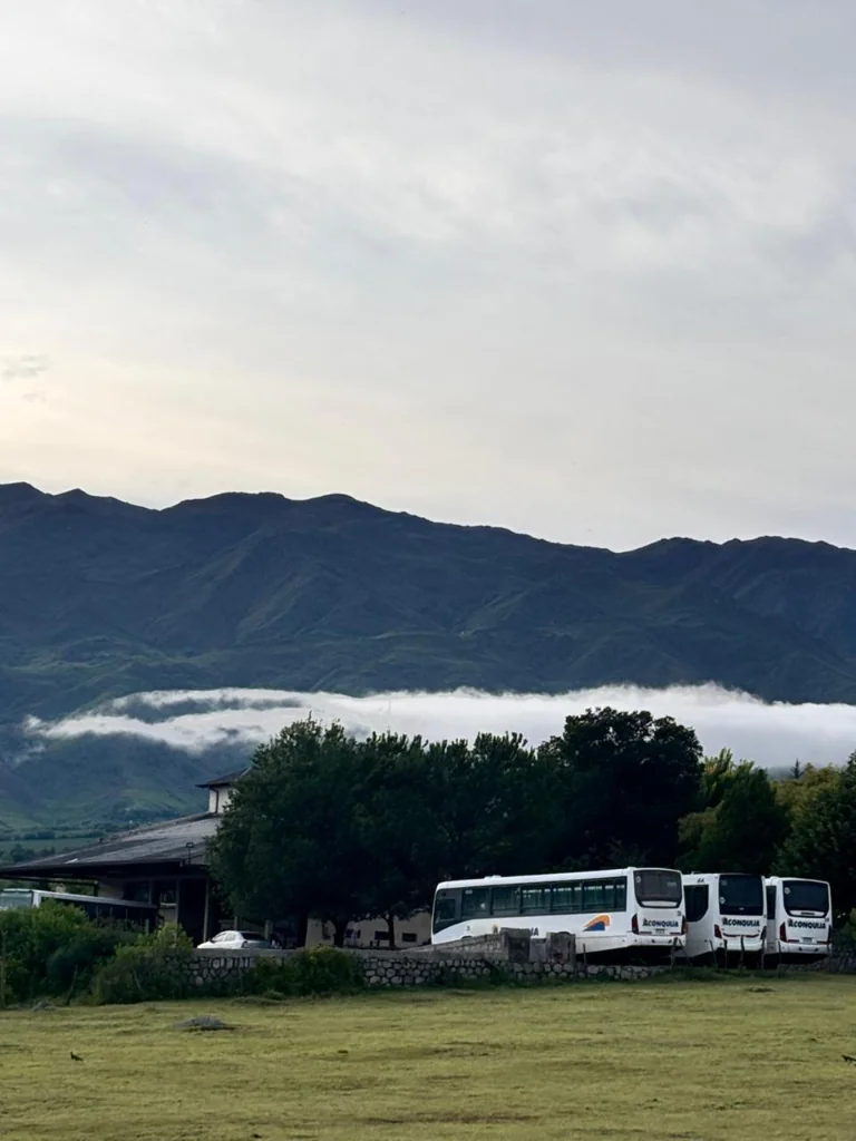 Unidades modernas de Transporte Aconquija preparadas para el viaje